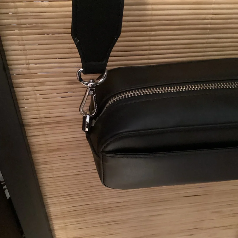 ♦️ DKNY Black Crossbody Camera Bag NWOT adjustable strap travel box style